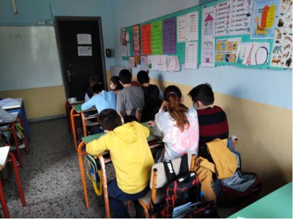 Οι Μαθητές της Ε-ΣΤ βοηθούν μικρότερους μαθητές 