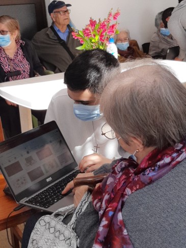 Mentores em Ação no Lar de Gavião - um aluno da escola de Gavião auxilia uma aluna sénior na sua primeira pesquisa na internet