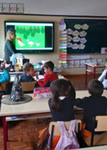 Os alunos ouviram a estória "O patinho que não comia legumes" através da apresentação do e-book.