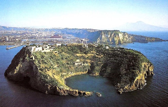 The model gathered after the scenario (above) and an aerial photograph of the real territory (below)