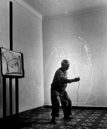 evident the drawings made by Picasso develop on a spherical and not flat surface as happens when drawing on a sheet of paper. This happens because in a three-dimensional space the artist's arm works like the rod of a compass. 