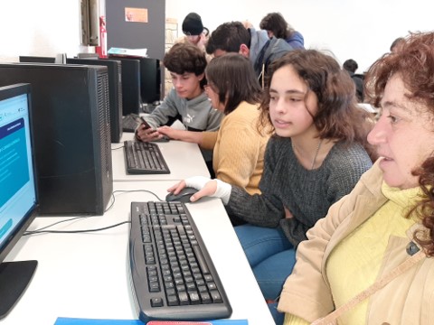 Mentores na sessão de capacitação digital dos alunos da Universidade Sénior - Os mentores auxiliam os alunos sénior na inscrição no portal do programa Eu Sou Digital