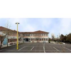  Η ιστορία του  Το 2ο Ολοήμερο Δημοτικό Σχολείο Καλαμαριάς είναι το πρώτο σχολείο που ιδρύθηκε στην περιοχή με την ονομασία Δημοτικό Σχολείο Καλαμαριάς. Υπαγόταν στο Δήμο Θεσ/νίκης, αφού ο Δήμος Καλαμαριάς άρχισε να λειτουργεί ως αυτόνομος Δήμος από την 1/1/1943. Το 1927 πήρε την ονομασία 2ο Δημ. Σχολ. Καλαμαριάς. Λειτούργησε για πρώτη φορά το 1921-22 με πρόσφυγες μαθητές από τον Πόντο, τη Μ. Ασία, την Ανατ. Θράκη, τη Νότ. Ρωσία και την Κεντρική Μικρά Ασία. Στεγάστηκε στην αρχή μέσα σε παράγκα και το 1925 μ