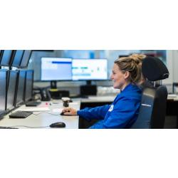 Als operator C zorg je ervoor dat de productie in een fabriek goed verloopt. Je controleert ingewikkelde productieprocessen en je let erop dat iedereen volgens de voorschriften werkt. Jij bent eindverantwoordelijk voor een productielijn.