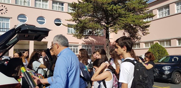 A Saída da Escola, preparando a logística para a Limpeza da Praia Almirante Reis, na proximidade da Escola