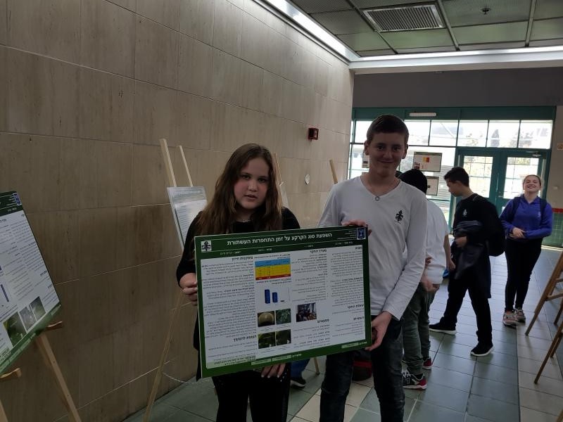 הצגת הפוסטר המדעי ביריד היישובי