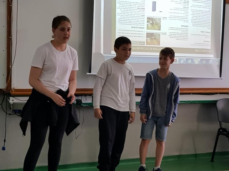 מציגים בפני שופטים ביריד החקר היישובי  את המחקר שערכנו