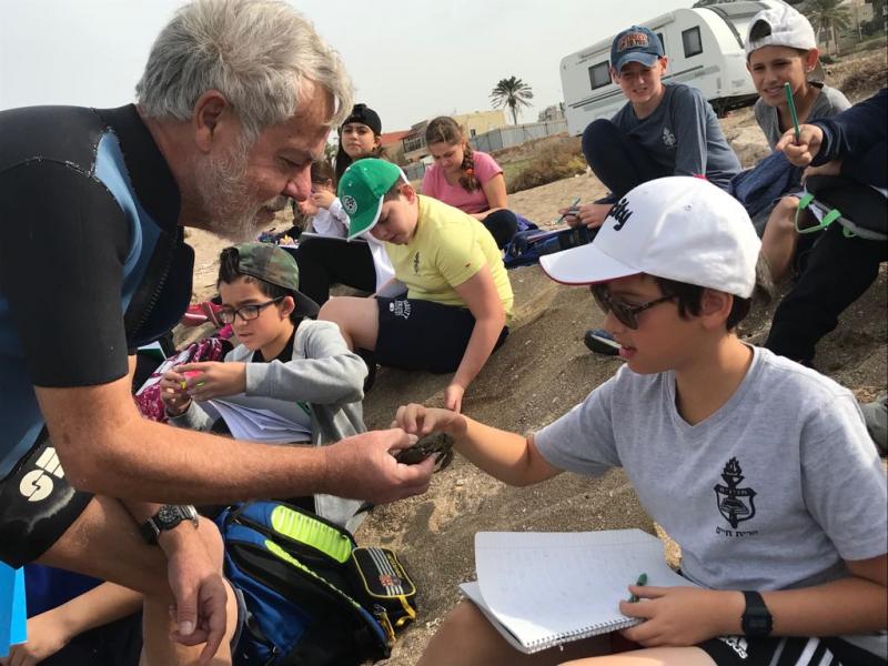 סיור לימודי בחוף הים יחד עם החוקר הימי