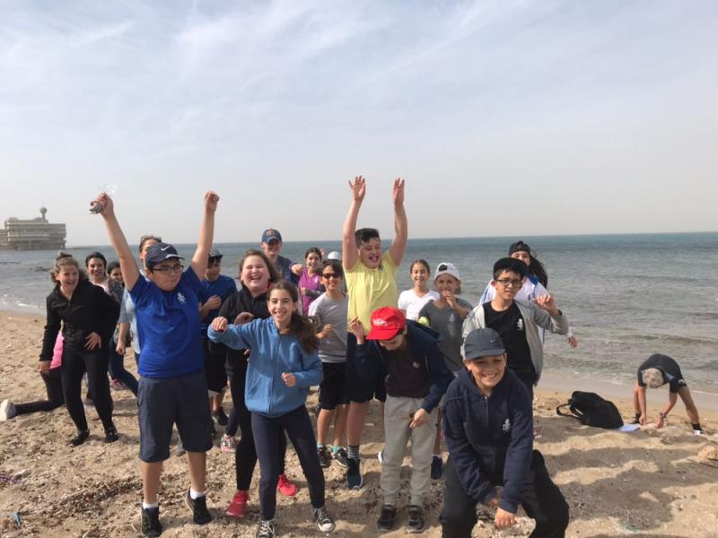 קבוצת מצוינות מדעים מגינים במהלך סיור בחוף הים