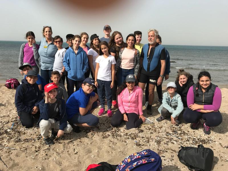 קבוצת ילדי מצוינות מדעים בסיור יחד עם החוקר הימי, המורה למדעים וסטודנטיות למדעים