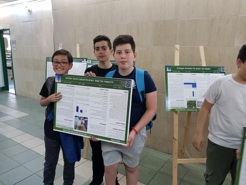 הצגת הפוסטר המדעי ביריד היישובי