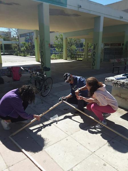 Ο διευθυντής του 6ου Γυμνασίου μαζί με τα παιδιά επί της κατασκευής του σκηνικού