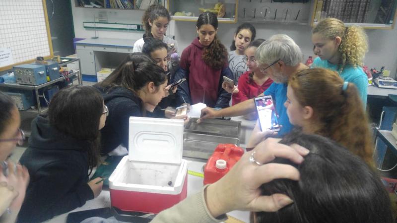 ביצוע הניסויים באשכול הפיס יחד עם החוקר הימי