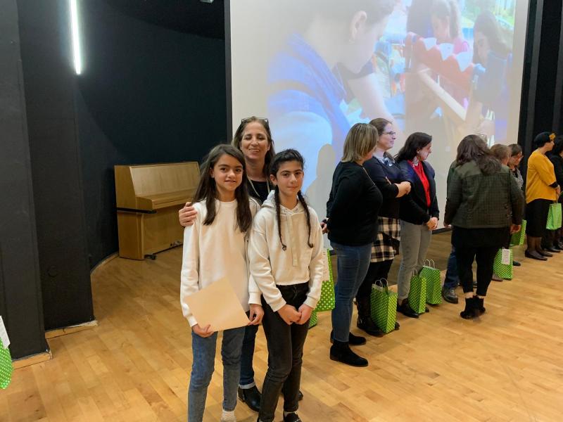 קבלת תעודה מנצחת מקום שלישי בתחרות היריד הישובי