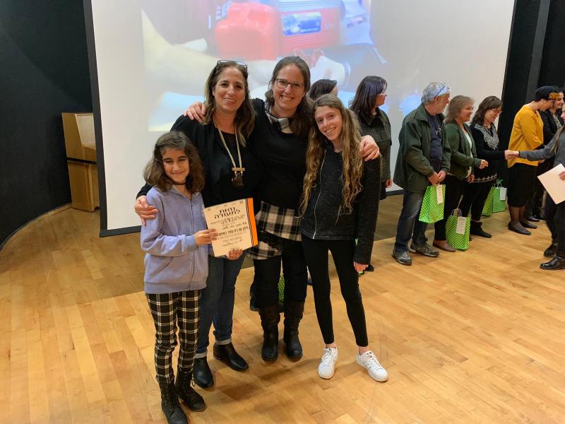 יחד עם המורה סמדר והמורה לוטם זכינו במקום הראשון ביריד היישובי