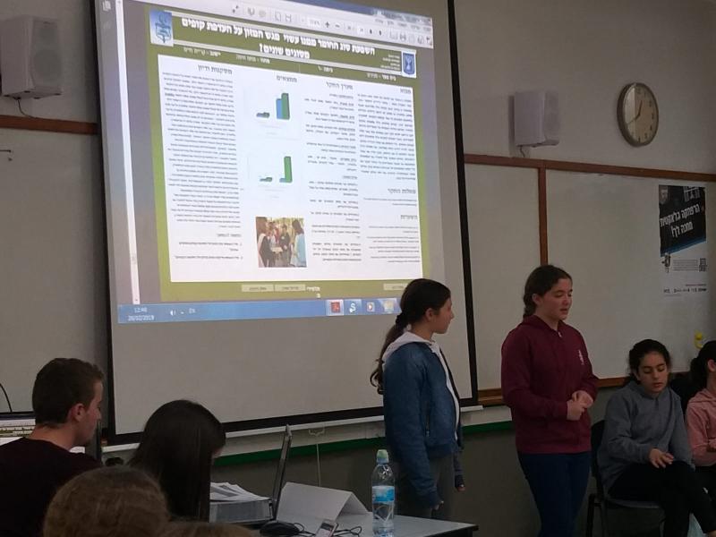 הצגת העבודות בפני שופטים ביריד היישובי