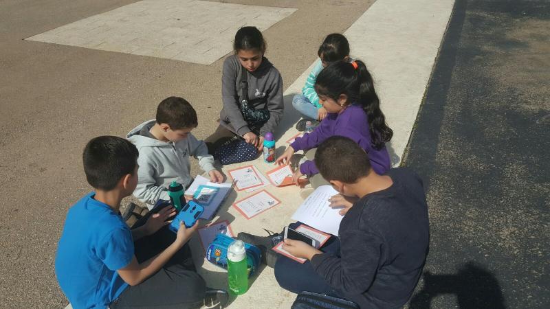 תלמידים חוקרים את גן אלי כהן