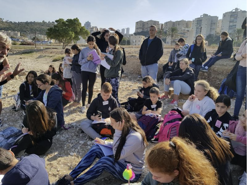 חוקרים בחוף שקמונה