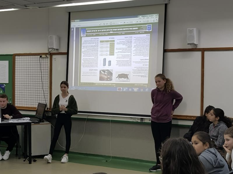 מציגים בפני השופטים ביריד הישובי