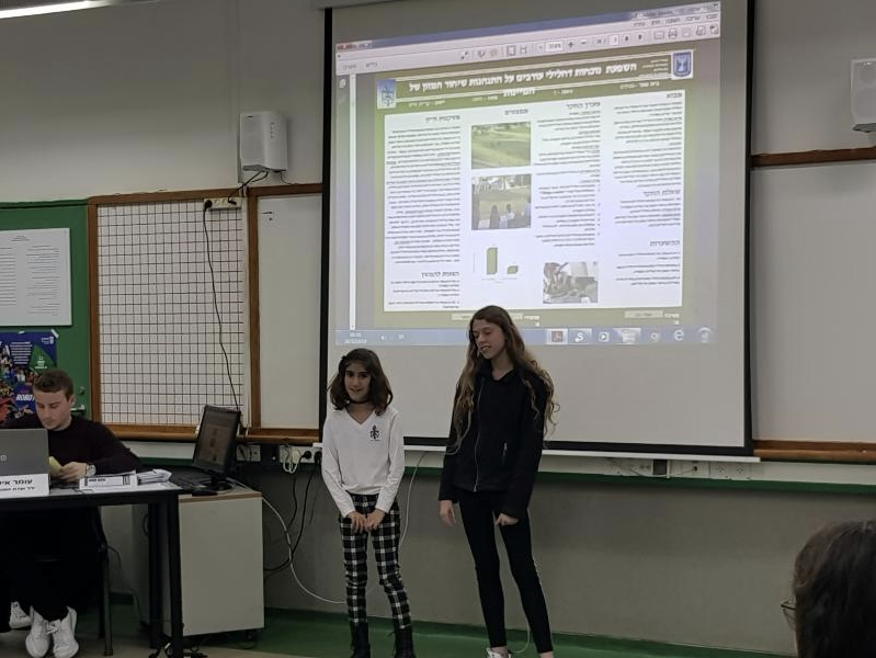 מציגים את העבודה בפני שופטים ביריד היישובי