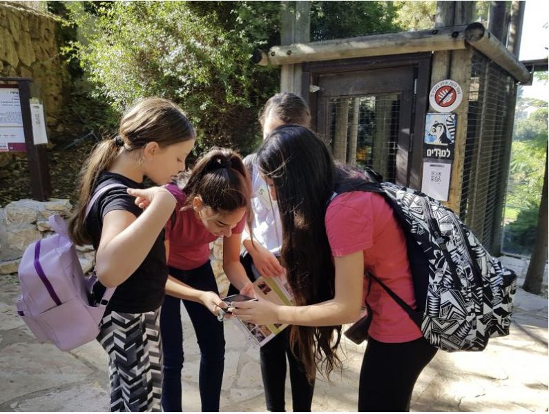 במכון הביולוגי יחד עם בנות החטיבה
