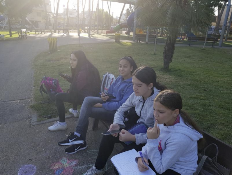 עורכים תצפית עם בנות מהחטיבה