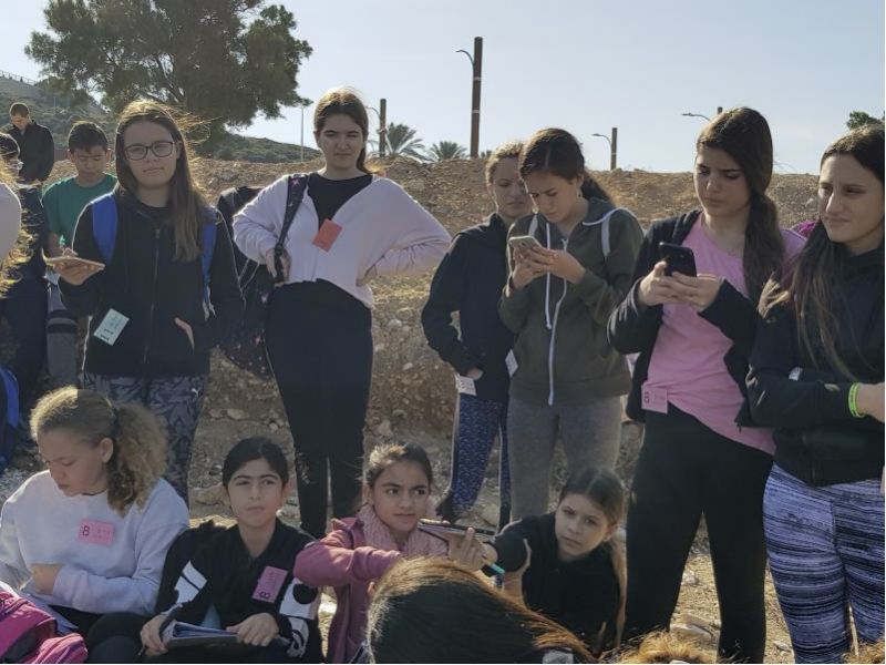 חוקרים בחוף שקמונה