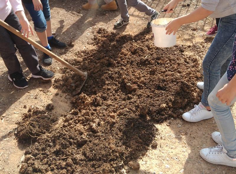 Καθάρισμα χώματος από πέτρες