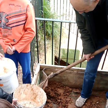 Ολοκλήρωση καθαρίσματος παλιού χώματος από τη ζαρντινιέρα