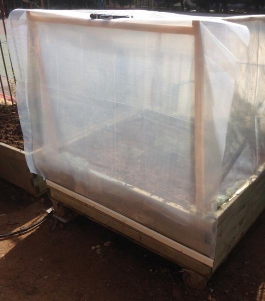 Τοποθέτηση νάιλον περιμετρικά του κινητού θερμοκηπίου