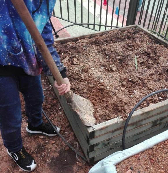 Προσθήκη χώματος στον κήπο