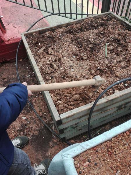 Άνοιγμα τρύπας για να βάλουν φυτέψουν τα φυτά στον κήπο